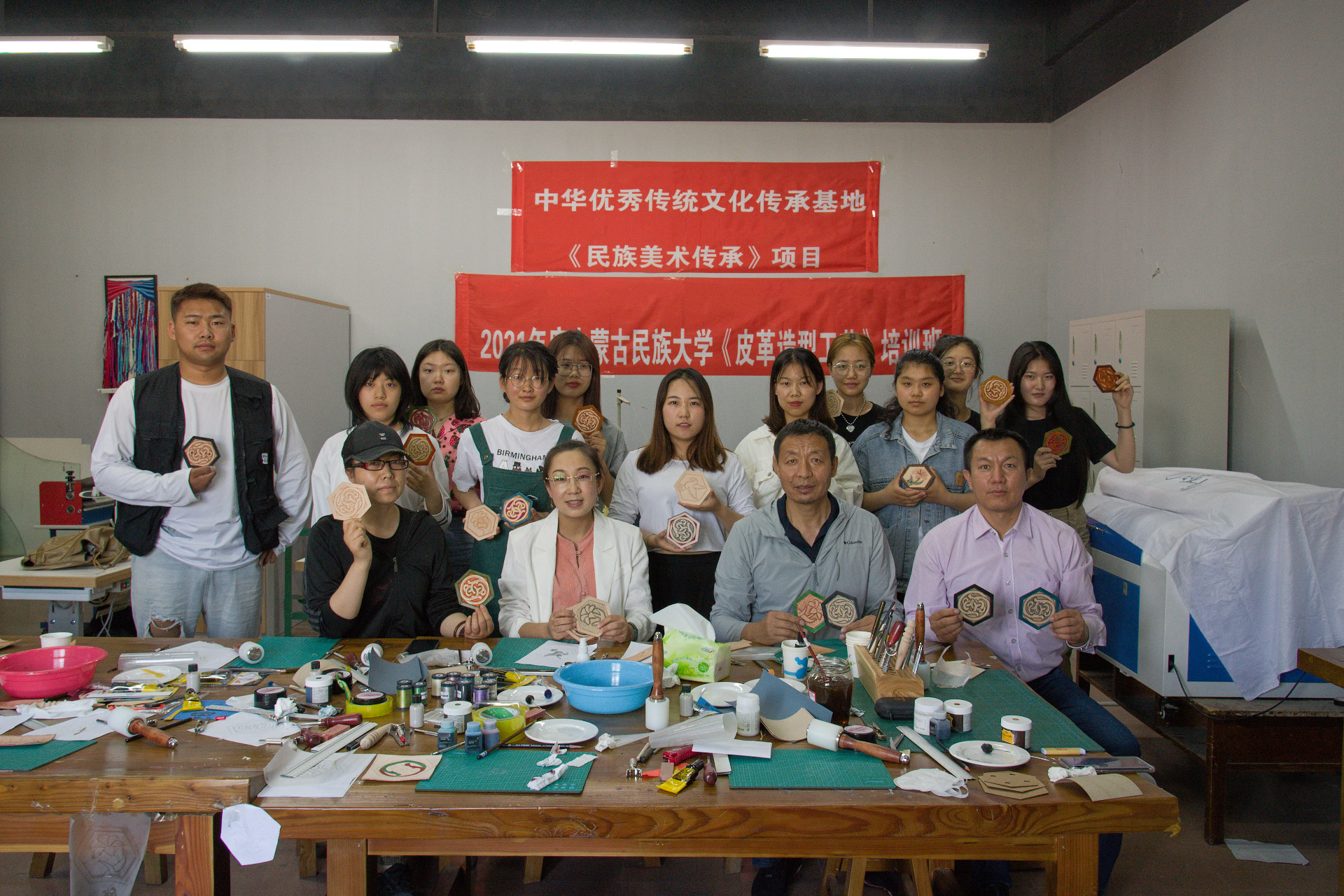 中华优秀传承基地皮革造型工艺培训.jpg
